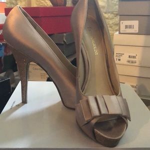Enzo Angiolini size 7 champagne satin pump